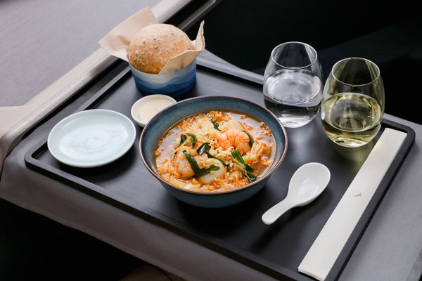 キャセイパシフィック航空、香港発長距離線機内食を刷新　「香港フレーバー」導入