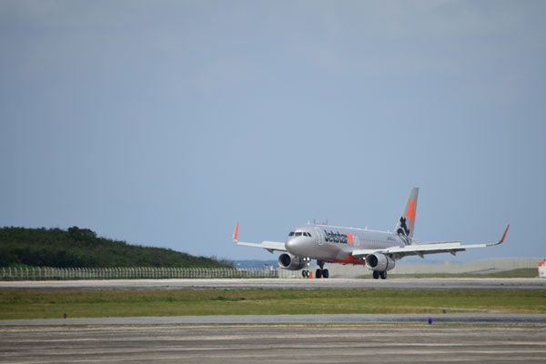 下地島空港、4月14日のジェットスター成田行きの乗客に注意喚起　車両通行規制実施