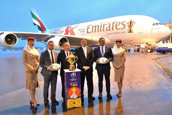 ラグビーW杯のトロフィー、エミレーツ航空の特別塗装機で日本到着