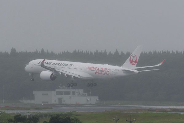 成田空港に着陸するJALのA350型機（撮影：かしわひろゆき）