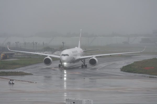 成田空港に着陸し、地上走行するJALのA350型機（撮影：かしわひろゆき）