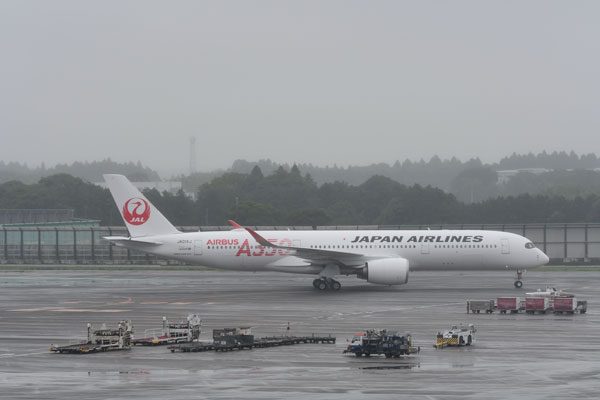 成田空港に着陸し、地上走行するJALのA350型機（撮影：かしわひろゆき）