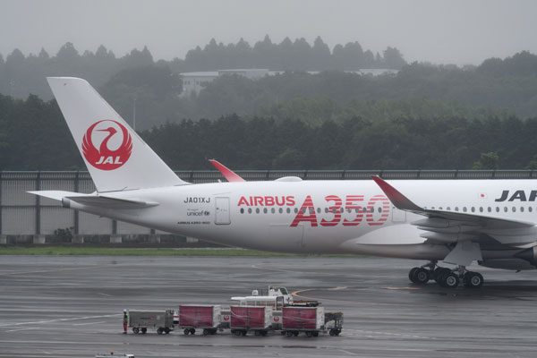 成田空港に着陸し、地上走行するJALのA350型機（撮影：かしわひろゆき）