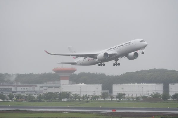 成田空港を離陸するJALのA350型機（撮影：かしわひろゆき）