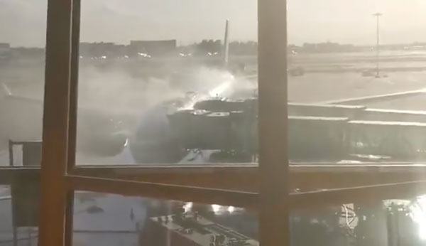 羽田行きの中国国際航空機、北京で炎上　乗客搭乗中