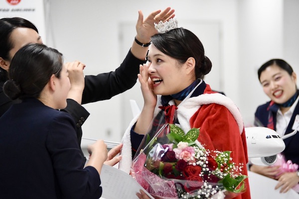 JAL、成田空港の接客対応競うコンテスト　グランプリに宮里さん