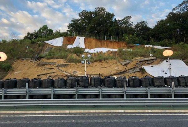 三重県の新名神、法面崩落で一部通行止め　復旧に約1週間