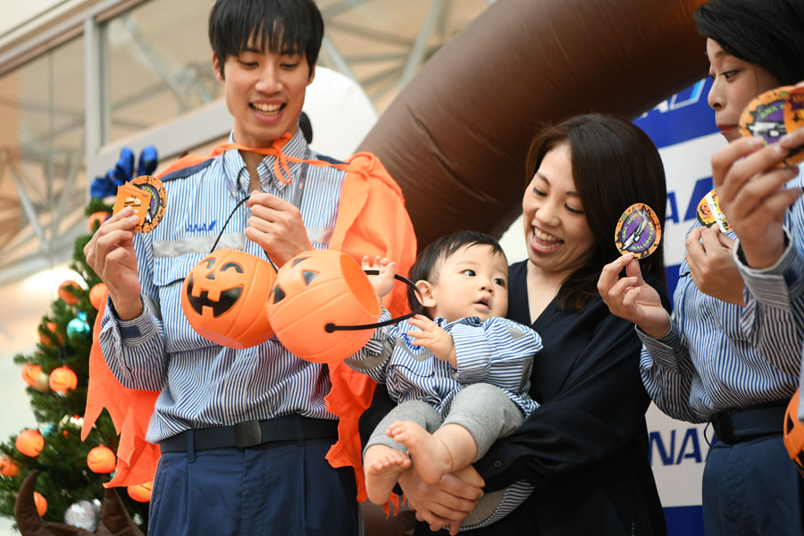 ANA、羽田空港でハロウィンイベント　ステッカー配布、制服着用体験も