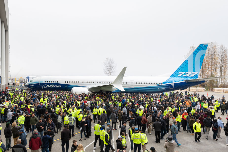 ボーイング737 MAX 10、ロールアウト　米レントン工場で