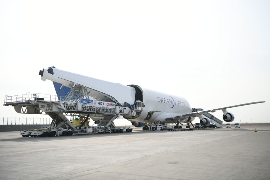 ボーイング、大型機体部品の輸送担う「DREAM LIFTER」を日本初公開　787型機1000機目の主翼輸送
