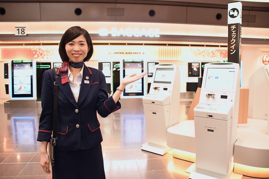 長蛇の列もこれで解消？　JAL国内線初の手荷物預け入れ機、羽田で使ってみた