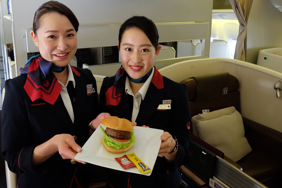 JAL、ファーストクラスで植物肉を使用した「ビヨンドバーガー」を提供　北米発で3月から