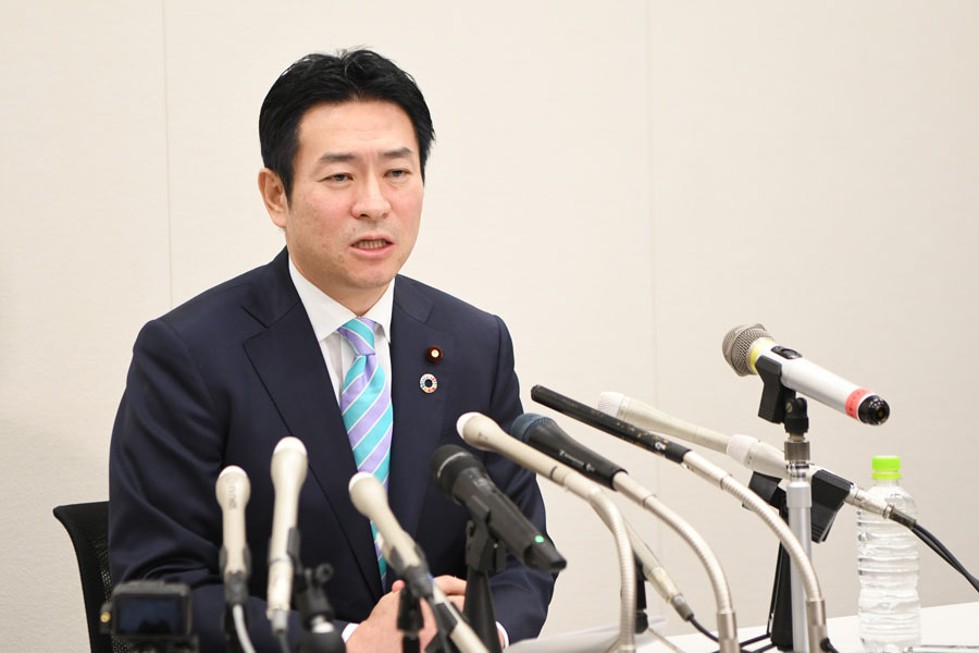 秋元司被告の弁護人が辞任　「弁護方針の違い」で