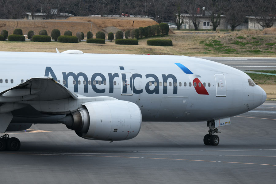 アメリカン航空、乗客に除菌用ワイプやマスク配布へ