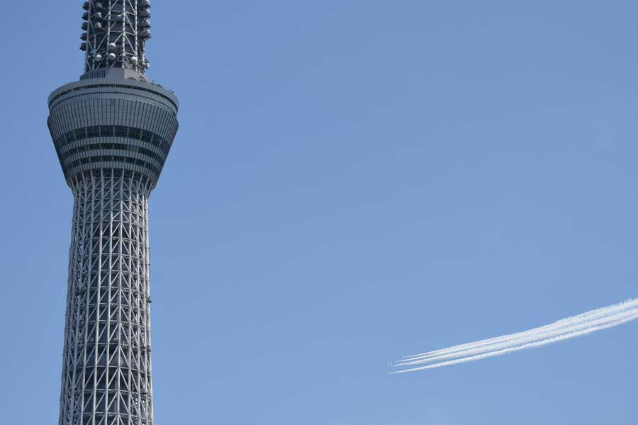 航空自衛隊「ブルーインパルス」、都心を飛行　医療関係者に感謝示す