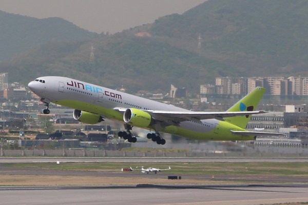 ジンエアー機、関西国際空港に緊急着陸　油圧低下で