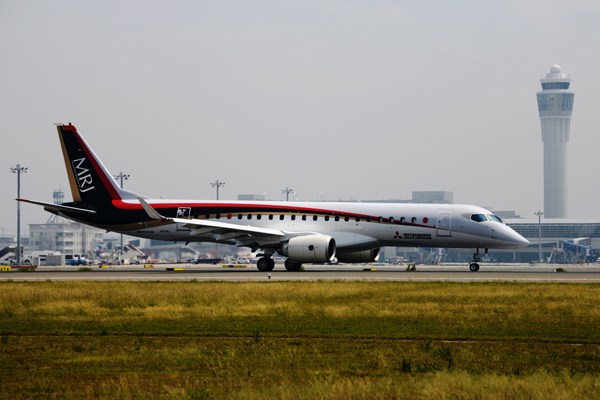 国産旅客機「MRJ」、中部国際空港に初飛来　県営名古屋空港以外に初着陸