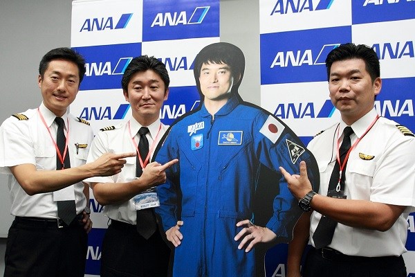 大西卓哉さんが宇宙へ出発　ANA元同僚ら約200人、羽田空港で応援