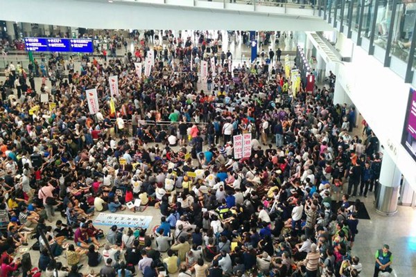 香港国際空港で約2,000人が座り込みの抗議活動　行政長官の職権乱用疑惑で