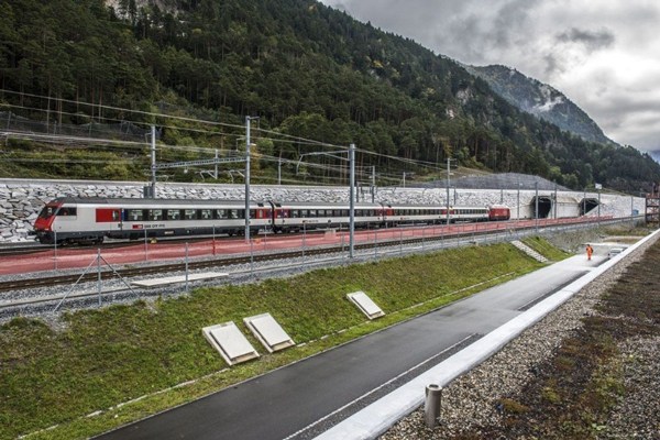 青函トンネルを抜いた世界最長トンネル、スイスで開通　政府は”死者10人以下”の目標も