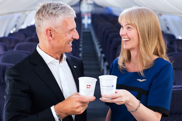 ユナイテッド航空、全便の機内でイリーのコーヒーを無料提供開始