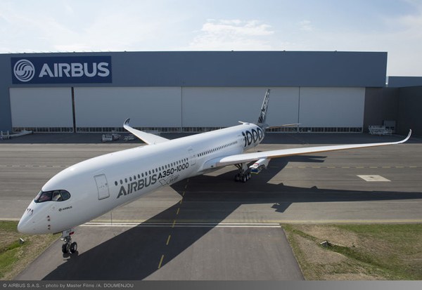 エアバス、A350-1000型機試験飛行機の2号機をロールアウト