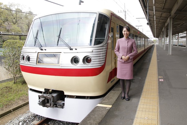 チャイナエアラインとエバー航空、「台湾デー」に合わせ西武鉄道線に客室乗務員が”搭乗”