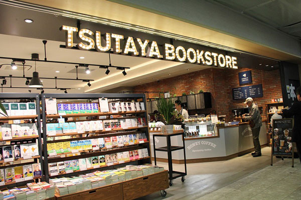 福岡空港にカフェ併設の「TSUTAYA」オープン　中古本やトラベルグッズなども取り揃え