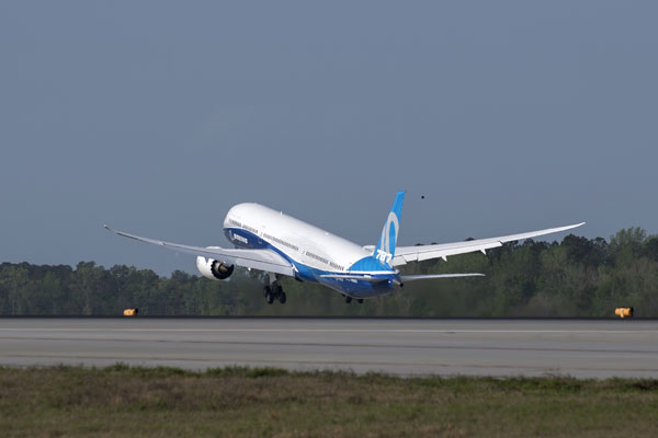 ボーイング、787-10型機の初飛行を実施　ANAも発注