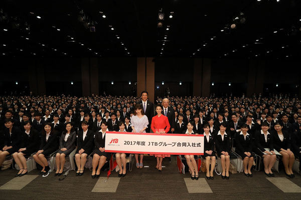 JTB、初の合同入社式を開催　武井咲さんとMACOさんがサプライズ登場