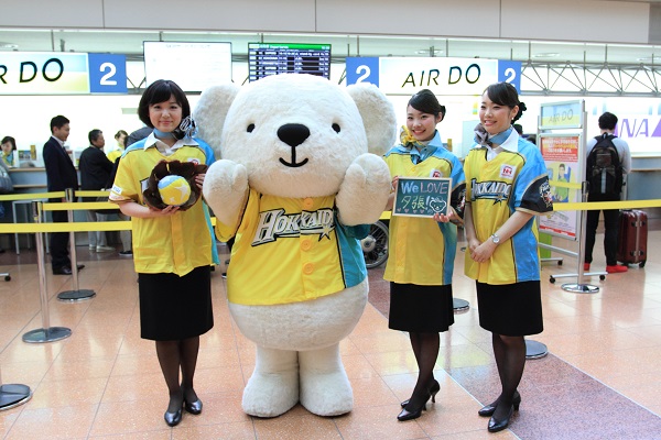 エア・ドゥ、「ベア・ドゥ」ら羽田空港でグリーティングイベント　日ハムユニフォームで北海道応援