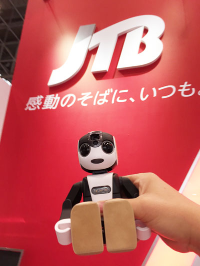 JTBプランニングネットワーク、シャープの「ロボホン」開発認定パートナーに　JTBグループ店舗に導入へ