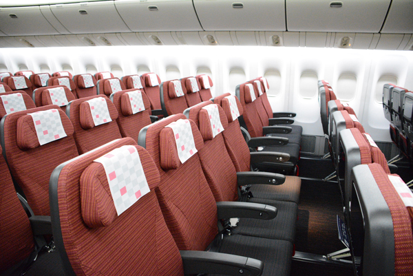 JAL、国際線エコノミーで足元の広い座席の有料座席指定サービス開始