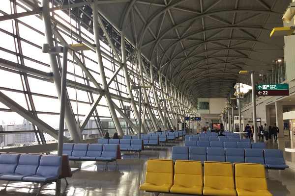 関西国際空港、不要なスーツケース無料引き取りへ　放置問題に対策