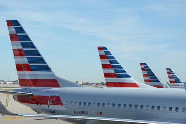 アメリカン航空、機内やラウンジサービスに制限　座席利用規定は緩和