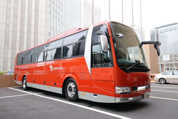小田急箱根高速バス、ロマンスカー・GSEの車体カラーを施したバスを運行