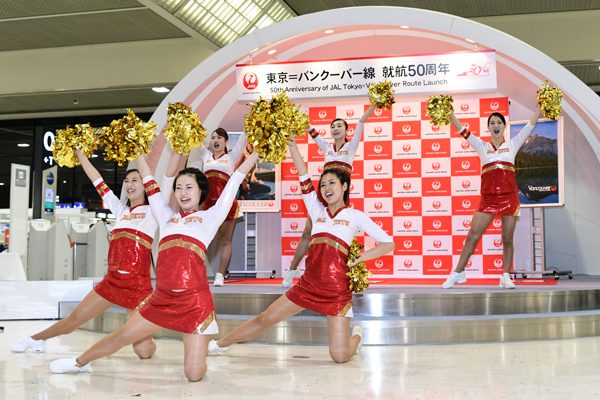 JAL、東京〜バンクーバー線開設50周年祝う　「JAL JETS」が花添える