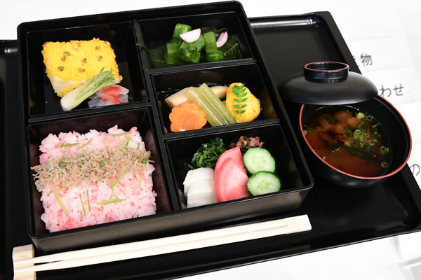 シンガポール航空、桜がテーマの機内食を全クラスで提供　菊乃井・村田氏考案