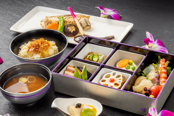 タイ国際航空、ホテルオークラ東京「山里」監修の機内食提供　4月から