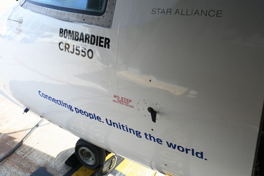 ユナイテッド航空が世界初導入したCRJ-550型機、セルフ軽食カウンターや大型荷物棚設置【フォトレポート（24枚）】