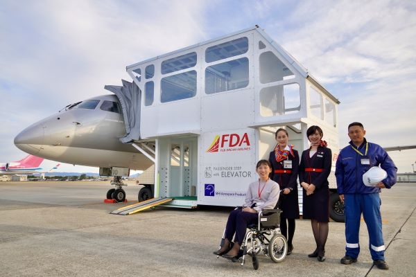 FDA、小牧空港で車椅子対応エレベーター付きパッセンジャーステップ車を運用開始