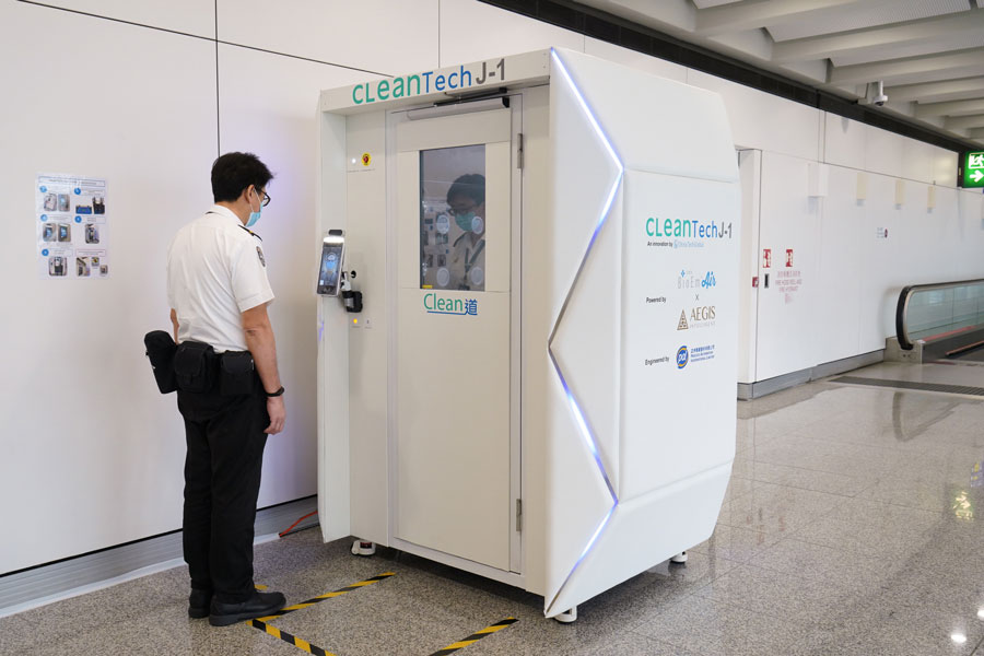 香港国際空港、ウイルス対策で全身消毒機や清掃ロボット導入