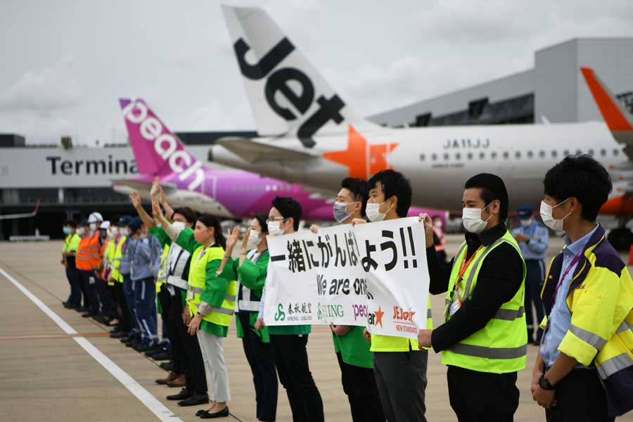 成田T3発着の航空会社、合同でお見送り　乗客に感謝、ピーチ発案で