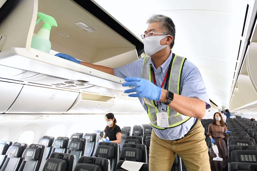 ZIPAIR、社長自ら機内清掃　旅客便就航に向けCA訓練生と一体感