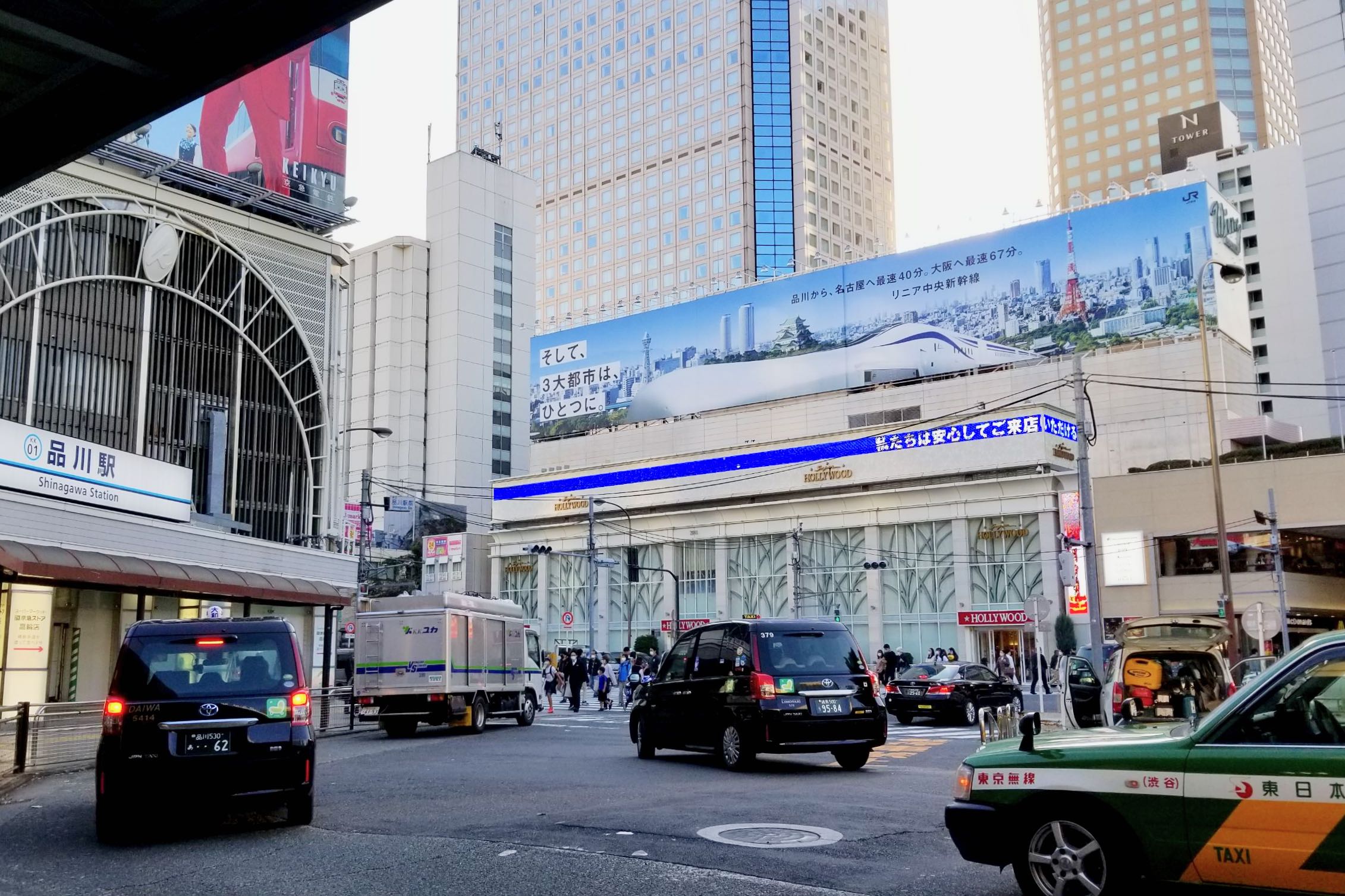 品川駅前にリニアの巨大看板　中央新幹線開業に向け起点駅でPR