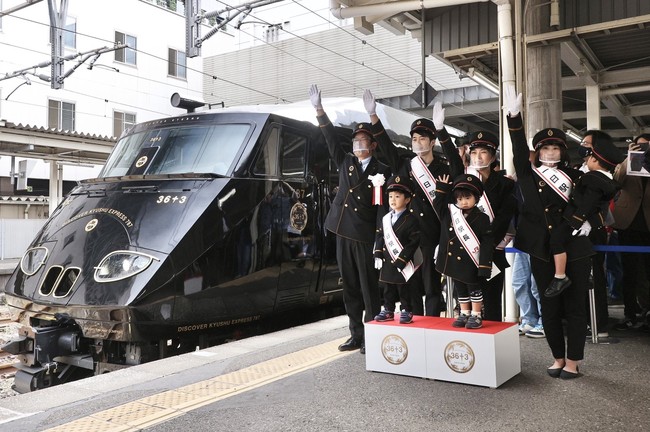 JR九州、観光列車「36ぷらす3」の運行を開始