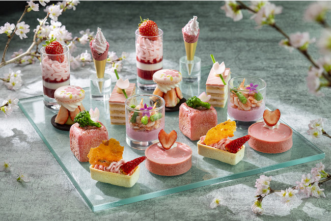 コンラッド東京、「桜ストロベリー・アフタヌーンティー」を開催　日本産のいちごをふんだんに使用