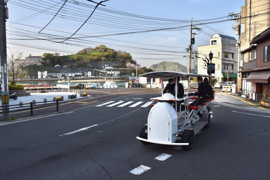 16人乗り自転車「サイクルカフェ」が尾道で運行開始　日本初の公道走行